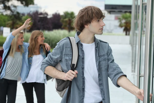 Teenagers going to school — Stock Photo, Image