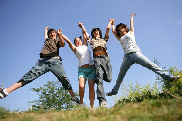 Четыре подростка прыгают — стоковое фото