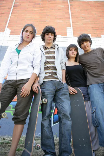 Tonåringar med skateboard — Stockfoto