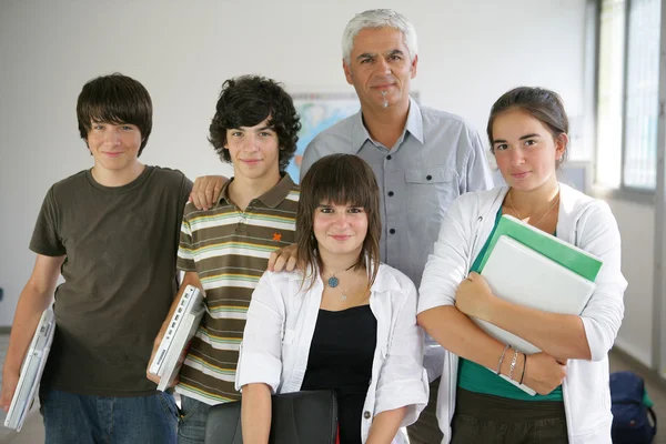 Professora e alunos — Fotografia de Stock