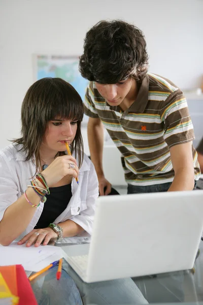 Студенти, які використовують ноутбук у класі — стокове фото