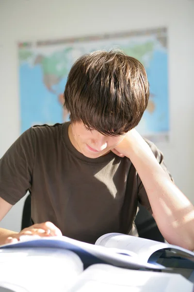 Een hardwerkende tiener studeren — Stockfoto