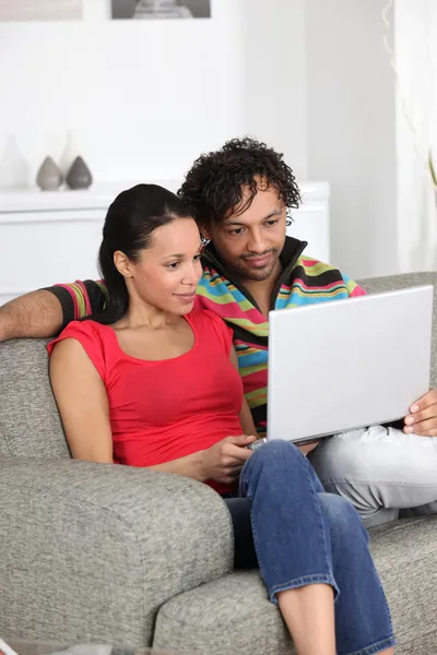 Couple looking at pictures on their laptop — Stock Image Couple looking at pictures on their laptop Stock Image