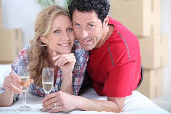 Recién casados celebrando un nuevo hogar —  Fotos de Stock