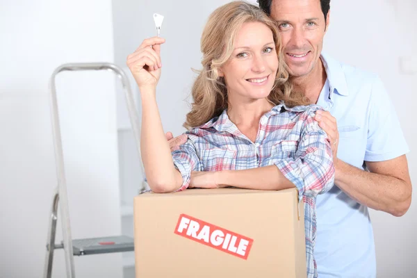 Couple stood by packing boxes — Stock Photo, Image