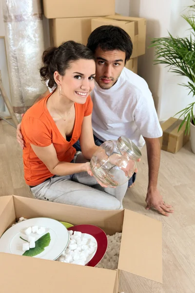 Giovane coppia nel loro nuovo appartamento — Foto Stock