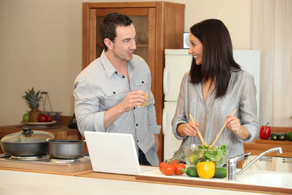 Happy duo in kitchen — Stock Photo, Image