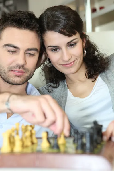 Casal jogando xadrez — Fotografia de Stock