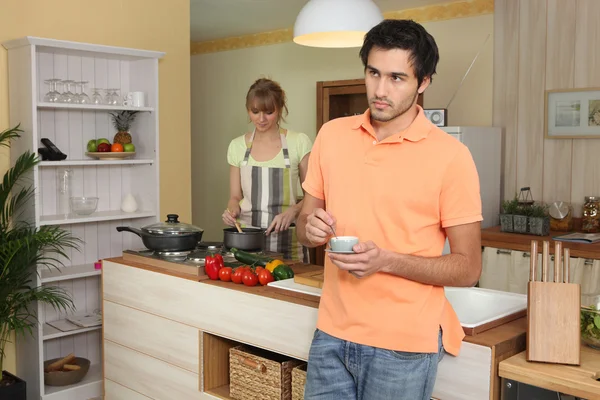 Paar in einer Küche — Stockfoto