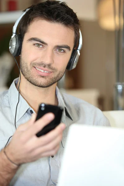 Homem usando fones de ouvido — Fotografia de Stock