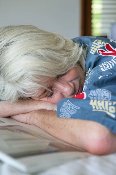 Anciana se quedó dormida mientras leía la revista —  Fotos de Stock