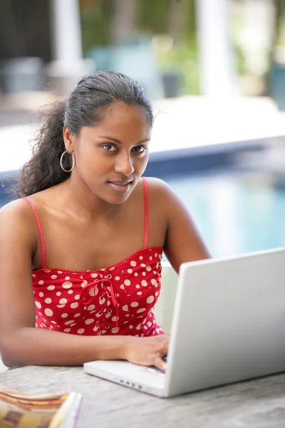 Szexi nő használ a laptop — Stock Fotó