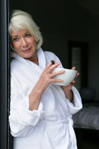 Senior dame houden ontbijt kom — Stockfoto