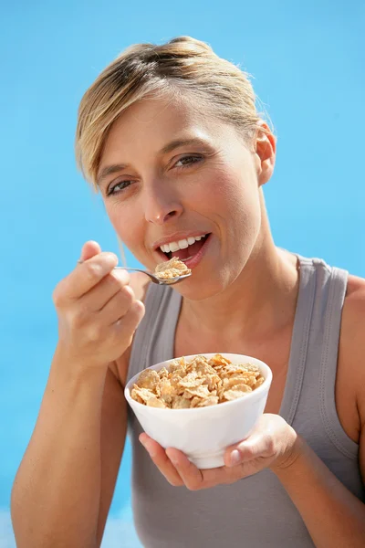 穀物の女性食べるボウル — ストック写真