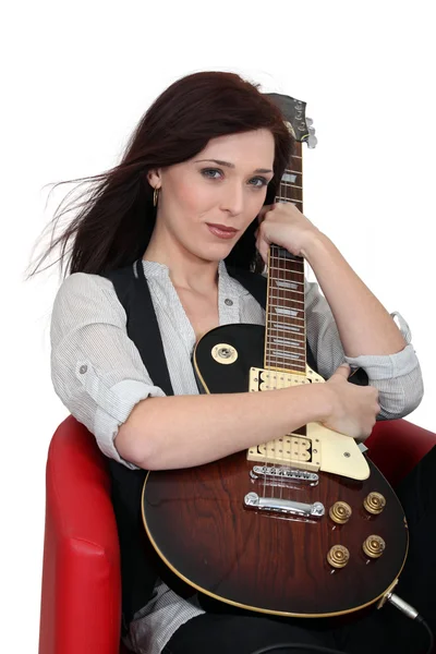 Aantrekkelijk meisje zit met gitaar — Stockfoto