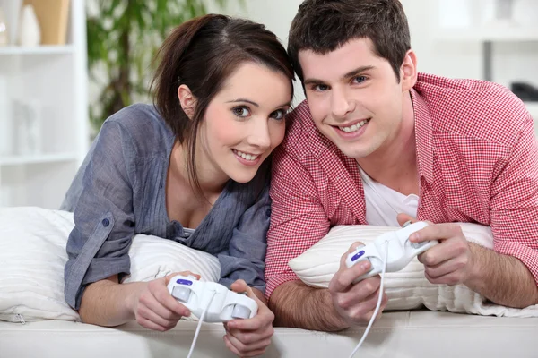 年轻夫妇玩电子游戏 — 图库照片