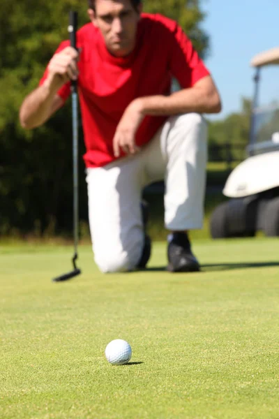 Golfer knielen. — Stockfoto