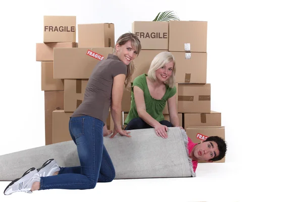 Three friends moving house — Stock Photo, Image