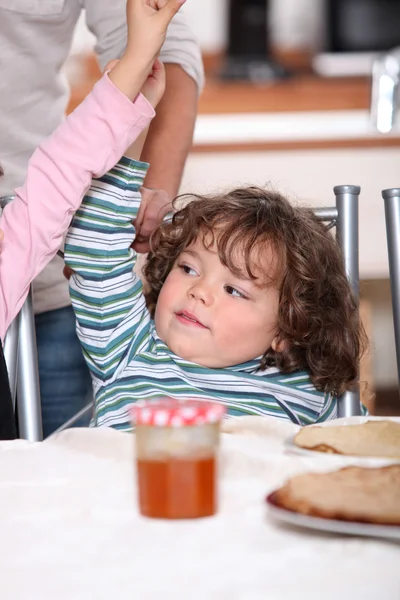 Glückliche Familie feiert und isst Pfannkuchen — Stockfoto