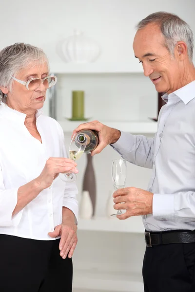 Пара пожилых людей пьет шампанское — стоковое фото