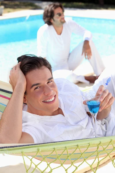 Having a drink by the pool — Stock Photo, Image