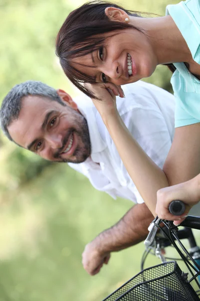 Par ridning deras cyklar tillsammans — Stockfoto