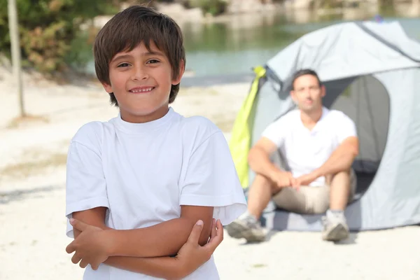 Giovane ragazzo campeggio con suo padre — Foto Stock