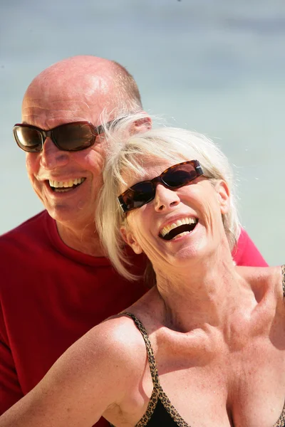 Älteres Ehepaar macht gemeinsam Urlaub — Stockfoto