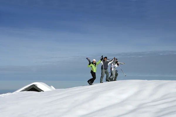 Freunde beim Skifahren am Berg — Stockfoto