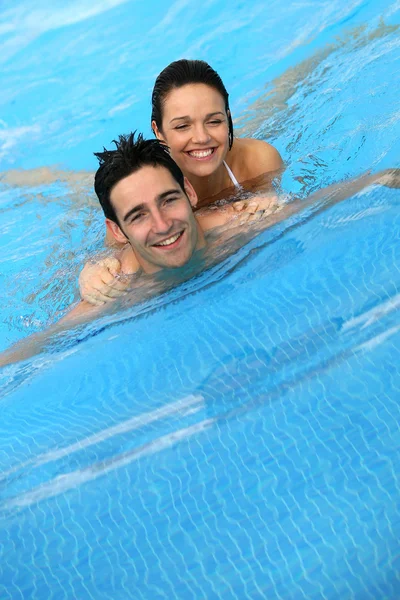 Couple swimming together in pool — Stock Photo, Image