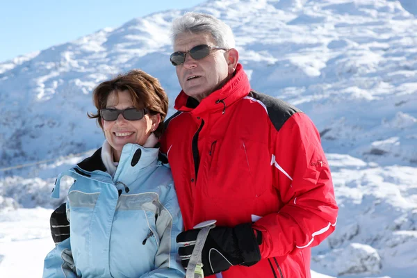 在一座山的老滑雪夫妇。 — 图库照片