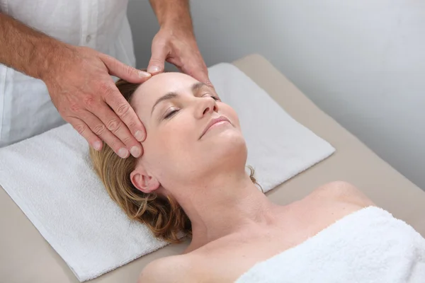 Blonde vrouw ontvangen van massage — Stockfoto