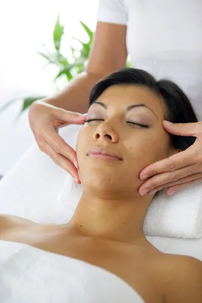 Donna ottenere un massaggio viso — Foto Stock