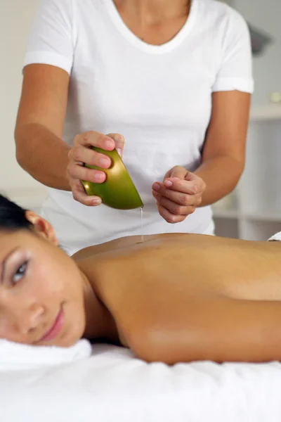 Mujer teniendo un masaje — Foto de Stock