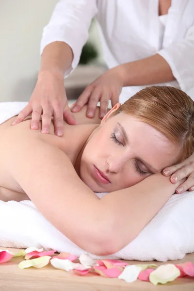 Žena si užívá masáž zad — Stock fotografie