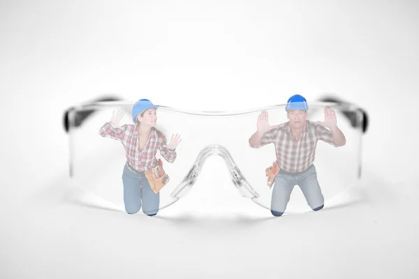 Férfi és nő beragadt mögé óriás védőszemüvegek — Stock Fotó