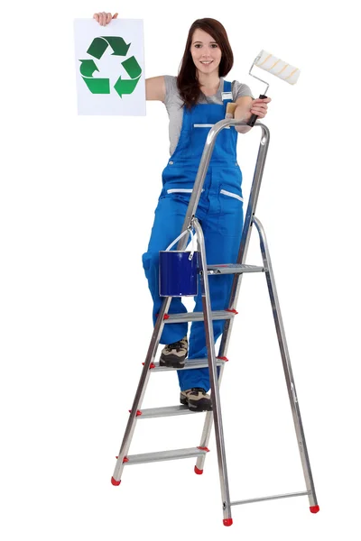 Pintora feminina segurando um sinal de reciclagem — Fotografia de Stock