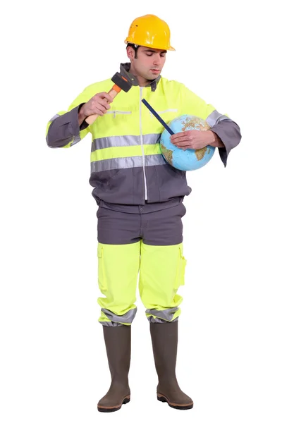 Construtor usando martelo e cinzel no globo — Fotografia de Stock