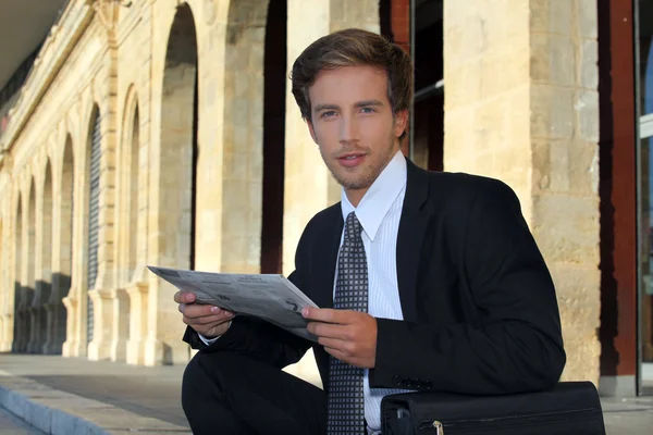 Jonge zakenman kijken naar een papier — Stockfoto