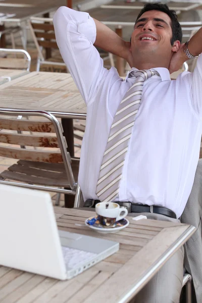Uomo d'affari che lavora in un caffè — Foto Stock