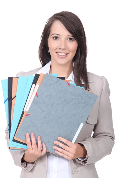 Travailleuse de bureau avec une pile de paperasse — Photo