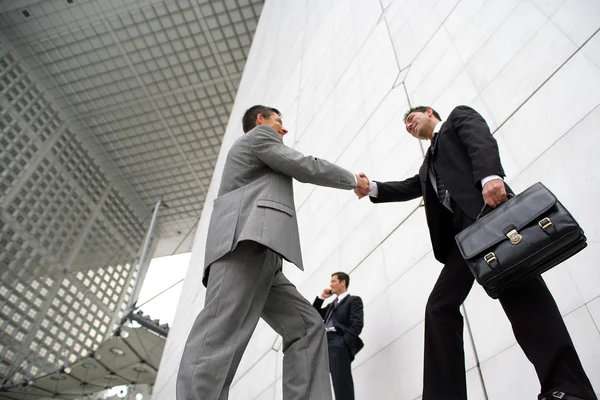 Empresarios dando la mano afuera — Foto de Stock