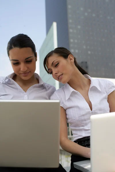 Geschäftsfrauen surfen draußen im Netz — Stockfoto