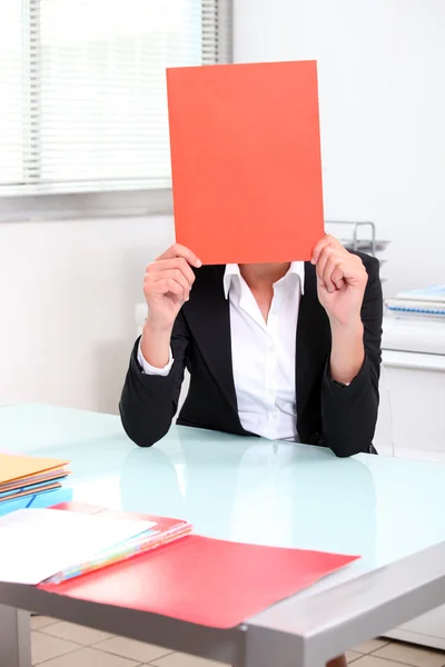 Έξυπνη γυναίκα που κρύβεται πίσω από το φάκελο — Φωτογραφία Αρχείου