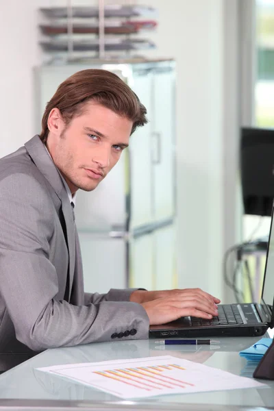 Молодой бизнесмен на ноутбуке — стоковое фото