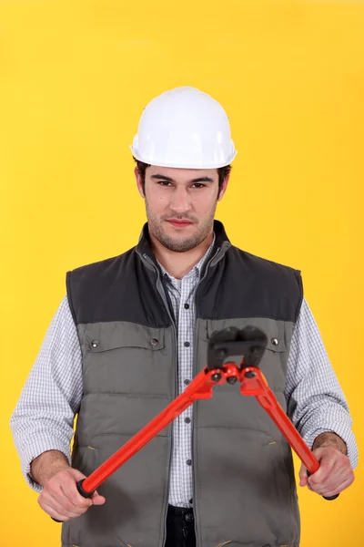 Trabalhador da construção civil com cortadores de parafusos — Fotografia de Stock