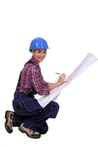 Skilled construction worker amending a blueprint — Stock Photo, Image
