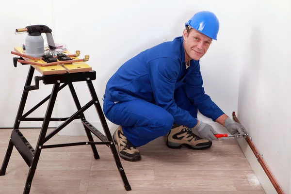 Профессиональный ремонтник работает на стене — стоковое фото