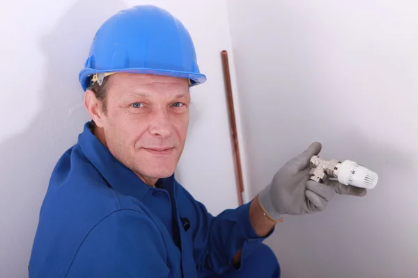 Plumber with a thermostatic radiator valve — Stock Photo, Image