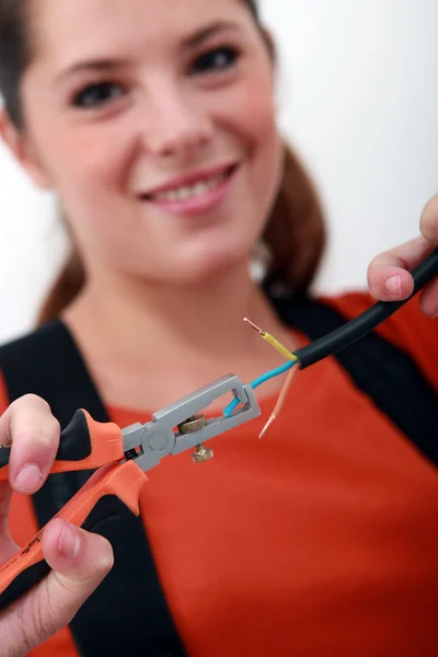Vrouwelijke elektricien met behulp van draadknipper — Stockfoto